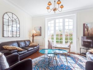 sala de estar con sofá y mesa en Villa Le Cyclamen by Interhome, en Courseulles-sur-Mer