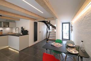 a kitchen and a dining room with a table and chairs at fewo1846 - Lille hus - reizvolles Kapitänshäuschen am Hafen über 3 Ebenen in Flensburg