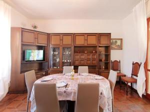 Villa Marcella by Interhome tesisinde bir restoran veya yemek mekanı