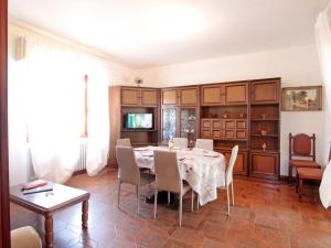 uma sala de jantar com mesa e cadeiras em Villa Marcella by Interhome em Forte dei Marmi