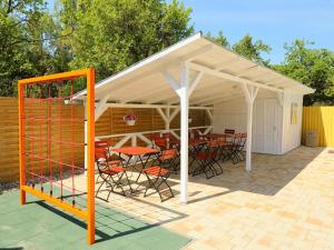 Patio alebo iná vonkajšia časť ubytovania Apartment Amarillo 3-3 by Interhome