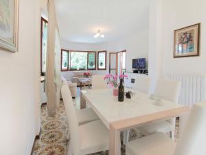una sala da pranzo con tavolo bianco e sedie bianche di Villa Sandra by Interhome a Forte dei Marmi