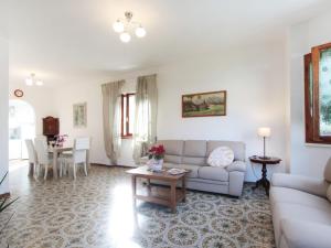 un soggiorno con divano e tavolo di Villa Sandra by Interhome a Forte dei Marmi