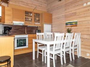 ユッラスヤルヴィにあるHoliday Home Ylläs-eeli green house c2 by Interhomeのキッチン(白いダイニングルームテーブル、椅子付)