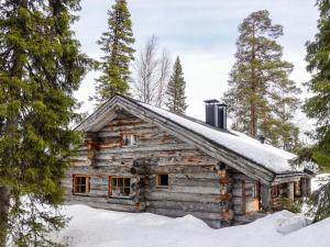 a log cabin in the snow at Holiday Home Kelo-ville by Interhome in Luosto