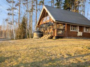 uma casa de madeira com um grande quintal em frente em Holiday Home Huvilakoti 1 by Interhome em Puromäki