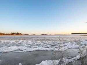 un grande corpo d'acqua con la neve sopra di Holiday Home Huvilakoti 1 by Interhome a Puromäki