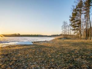 un bateau sur la rive d'un plan d'eau dans l'établissement Holiday Home Huvilakoti 1 by Interhome, à Puromäki 15 autres photos