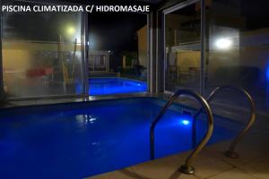 圣拉斐尔De a Dos的夜间游泳池,带蓝色照明