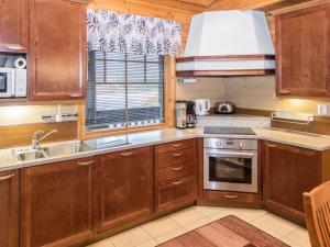 Køkken eller tekøkken på Holiday Home Vuosselin trio a by Interhome