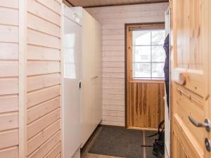 ein kleiner Raum mit einer Tür und einem Fenster in der Unterkunft Holiday Home Saukkotupa by Interhome in Ruka