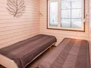 ein Zimmer mit zwei Betten und einem Fenster in der Unterkunft Holiday Home Saukkotupa by Interhome in Ruka + 11 Fotos