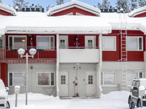 レヴィにあるHoliday Home Moonlight 111 by Interhomeの雪中の赤白家屋