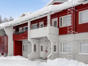 レヴィにあるHoliday Home Moonlight 111 by Interhomeの雪中の赤白家屋