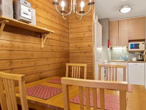 ユッラスにあるHoliday Home Ylläs chalets a502 by Interhomeのキッチン(ダイニングルームテーブル、椅子2脚付)