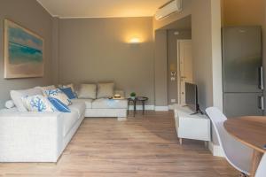 salon z białą kanapą i stołem w obiekcie Olivia by PortofinoHomes w mieście Santa Margherita Ligure