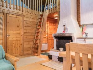 sala de estar con escalera y chimenea en Holiday Home Lomaylläs h109 -pistopolku 1 a by Interhome en Ylläsjärvi