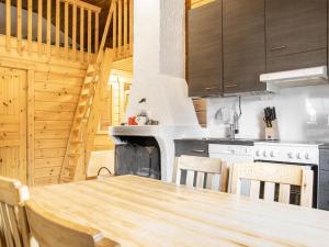 eine Küche mit einem Holztisch und einem Herd in der Unterkunft Holiday Home Lomaylläs h113-pistopolku 5a by Interhome in Ylläsjärvi