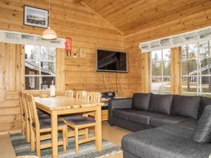 ein Wohnzimmer mit einem Tisch und einem Sofa in der Unterkunft Holiday Home Lomaylläs h113-pistopolku 5a by Interhome in Ylläsjärvi