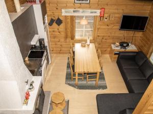 eine Küche und ein Wohnzimmer mit einem Tisch und einem Sofa in der Unterkunft Holiday Home Lomaylläs h113-pistopolku 5a by Interhome in Ylläsjärvi