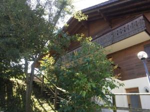 ツヴァイジンメンにあるApartment Halten by Interhomeの木の横に階段のある建物