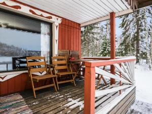 Juhanala的住宿－Holiday Home Lepikko by Interhome，门廊上摆放着桌椅