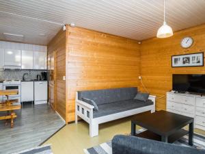 Juhanala的住宿－Holiday Home Lepikko by Interhome，带沙发的客厅和厨房