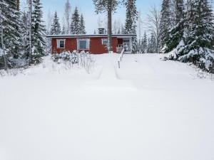 JuhanalaにあるHoliday Home Mäntylä by Interhomeの雪中の小さな赤い家