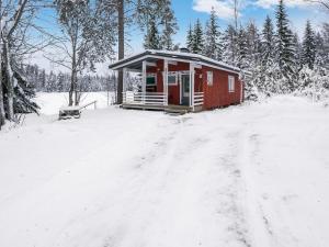 JuhanalaにあるHoliday Home Mäntylä by Interhomeの未舗装の雪小屋