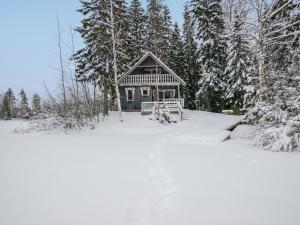 eine kleine Hütte im Schnee mit Bäumen in der Unterkunft Holiday Home Piilopirtti by Interhome in Juhanala