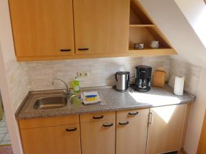 - une cuisine avec un évier et un comptoir dans l'établissement Apartment Landblick-2 by Interhome, à Süderneuland Zwei