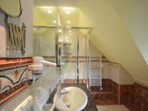 ein Bad mit einem Waschbecken und einer Dusche in der Unterkunft Holiday Home Kapitänshaus by Interhome in Groß Zicker
