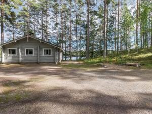 una pequeña casa en medio de un bosque en Holiday Home Kivilöytö by Interhome, en Mouhu