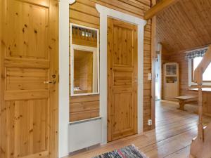 PetäjävesiにあるHoliday Home Kuusikumpu by Interhomeの木製の壁と木製のドアが特徴の客室