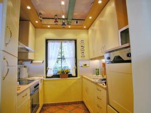 eine Küche mit weißen Schränken und einem Fenster in der Unterkunft Holiday Home Fischerhaus by Interhome in Groß Zicker
