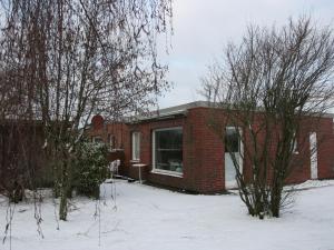 ノルトダイヒにあるHoliday Home Koje by Interhomeの赤レンガ造りの家