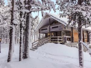 KyröにあるHoliday Home Ylikyrön mökki by Interhomeの雪の森の丸太小屋