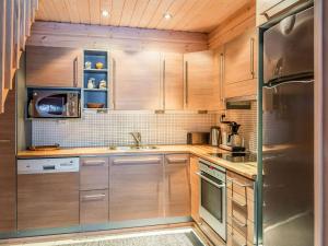 ルカにあるHoliday Home Vuosselinrinne 21a by Interhomeのキッチン(木製キャビネット、ステンレス製の冷蔵庫付)