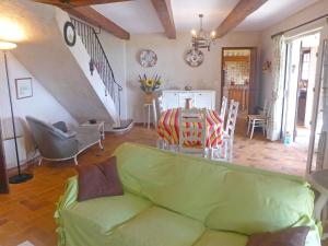 キャヴァレール・シュル・メールにあるHoliday Home Villa Micheline by Interhomeのリビングルーム(緑のソファ、テーブル付)