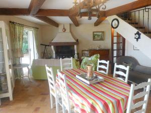 キャヴァレール・シュル・メールにあるHoliday Home Villa Micheline by Interhomeのダイニングルーム(テーブル、ストライプのテーブルクロス付)