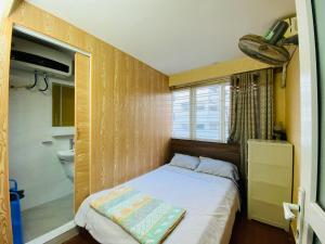 una piccola camera con letto e servizi igienici di Haiphong Backpacker Hostel a Hai Phong
