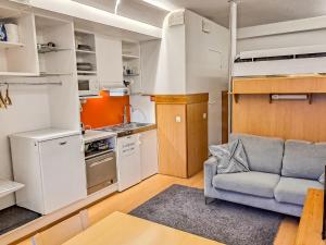 uma sala de estar com um sofá e uma cozinha em Holiday Home Rinnetähti by Interhome em Ruka