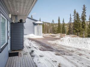 uma casa com neve ao lado de uma estrada em Holiday Home Rinnetähti by Interhome em Ruka