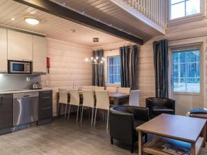 Kuchyň nebo kuchyňský kout v ubytování Holiday Home Levin ahmahovi 1a by Interhome