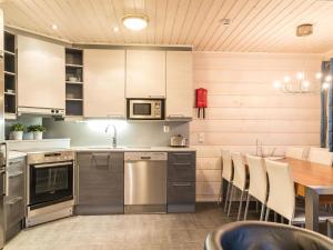 Kuchyň nebo kuchyňský kout v ubytování Holiday Home Levin ahmahovi 1a by Interhome