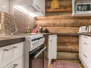 Η κουζίνα ή μικρή κουζίνα στο Holiday Home Pohjantähti by Interhome