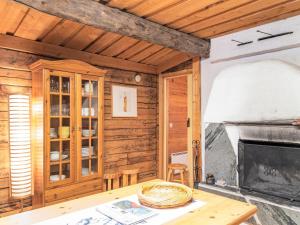 um quarto com uma mesa e uma lareira em Holiday Home Senaattori 1 by Interhome em Ylläsjärvi
