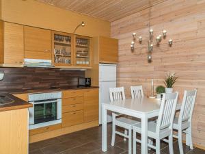 - une cuisine avec une table blanche et des chaises blanches dans l'établissement Holiday Home Ylläs-eeli green house c1 by Interhome, à Ylläsjärvi