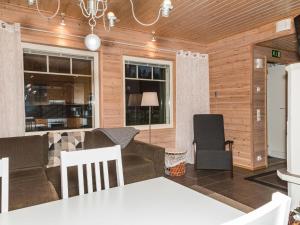 ein Wohnzimmer mit Sofa und Tisch in der Unterkunft Holiday Home Ylläs-eeli green house c1 by Interhome in Ylläsjärvi