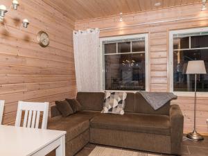 ein Wohnzimmer mit Sofa und Tisch in der Unterkunft Holiday Home Ylläs-eeli green house c1 by Interhome in Ylläsjärvi